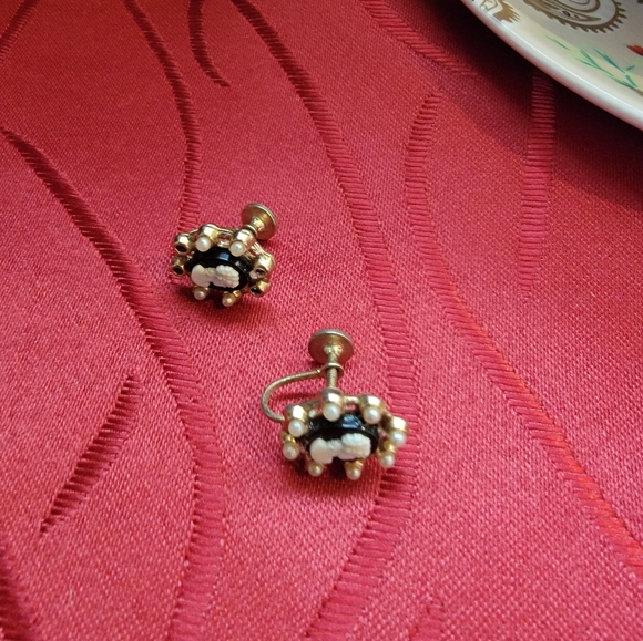 Vintage Cameo Gold Pearl Clip on earrings - Picture 6 of 7